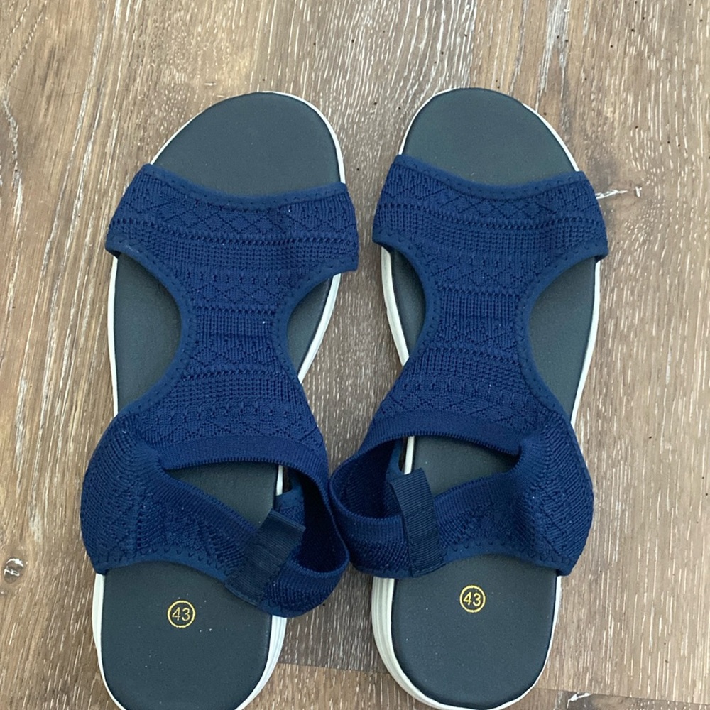 Like new navy sandals